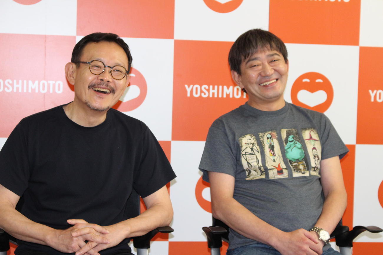 舞台「VS．」の会見に出席したメッセンジャー黒田（右）と近藤芳正