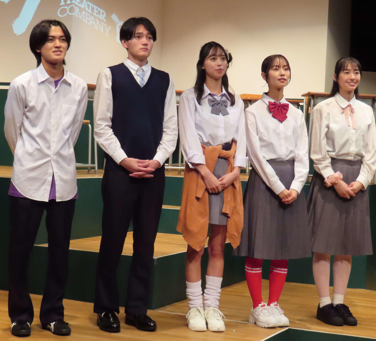 舞台「となりの奪言ちゃん」の取材に応じる劇団4ドル50セント。左から中村碧十、菅原理久十、大槻理子、前田悠雅、田中音江