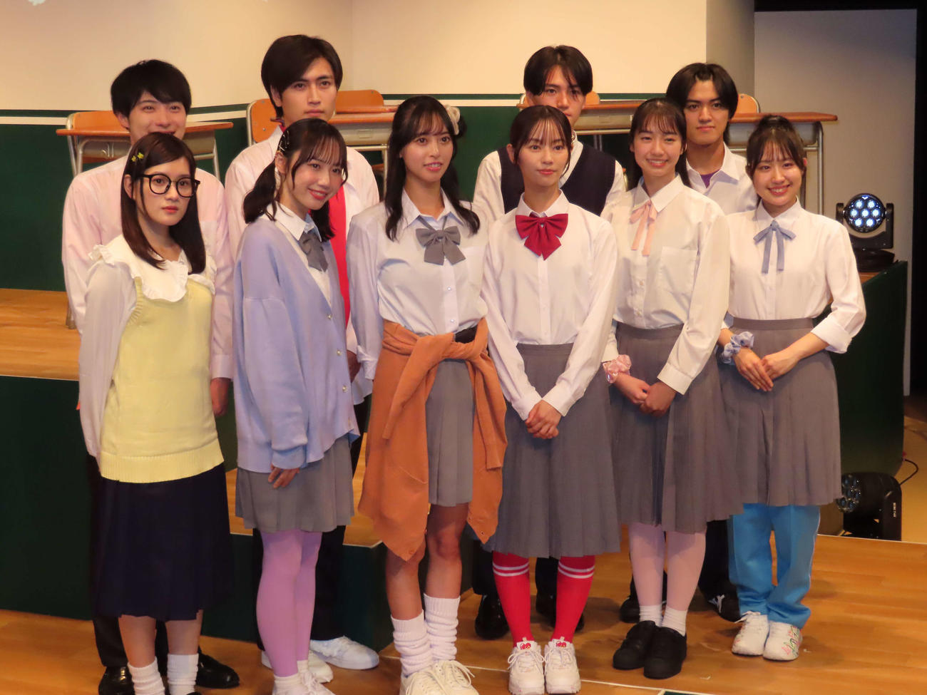 劇団4ドル50セント×東京にこにこちゃんコラボ公演「となりの奪言ちゃん」の取材会。前列左から仲美海、森由姫、大槻理子、前田悠雅、田中音江、吉川真世、後列左から内田航、瀬谷直矢、菅原理久十、中村碧十
