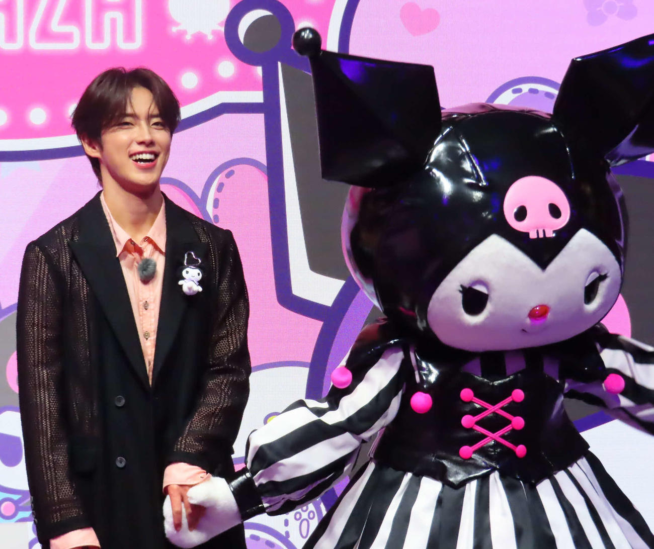 「MY MELODY KUROMI GAME PLAZA」プレス発表会でクロミ（右）と手をつなぐ河野純喜