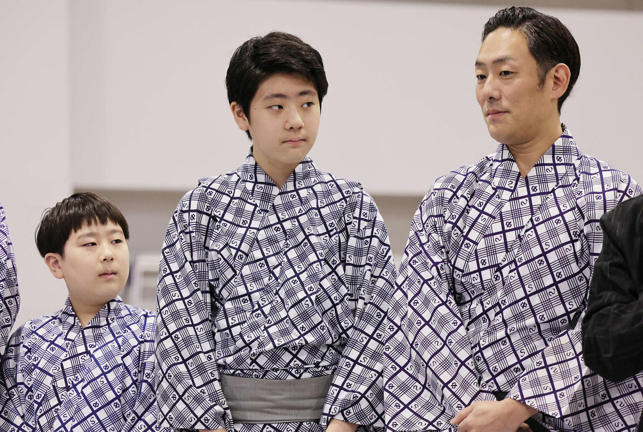 「野田版　研辰の討たれ」の会見に登場した、左から中村長三郎、中村勘太郎、中村勘九郎（撮影・野上伸悟）