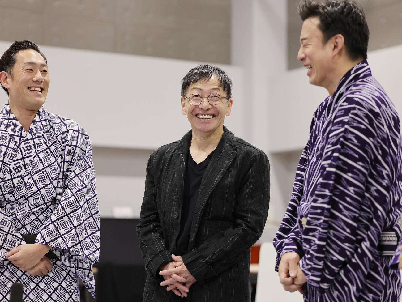 「野田版　研辰の討たれ」の会見で笑顔を見せる脚本・演出の野田秀樹氏。左は中村勘九郎、右は松本幸四郎（撮影・野上伸悟）