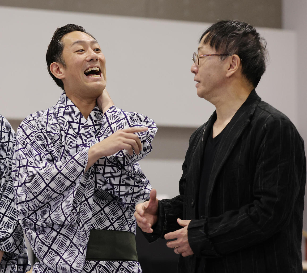 「野田版　研辰の討たれ」の会見に登場し、野田秀樹氏の話に笑顔を見せる中村勘九郎（撮影・野上伸悟）