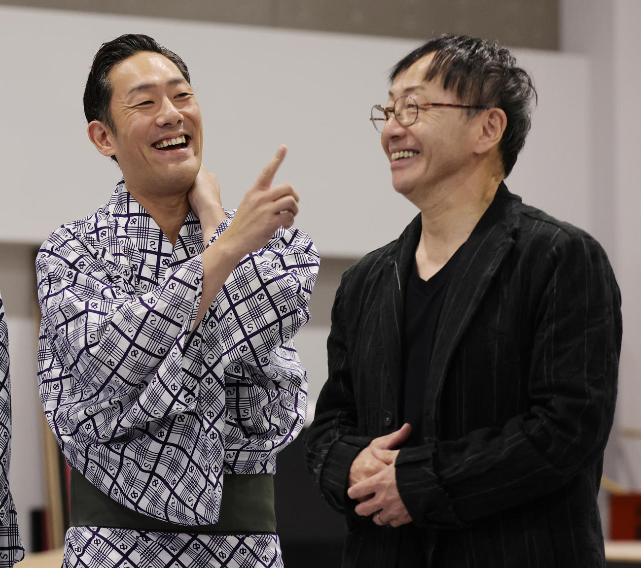 「野田版　研辰の討たれ」の会見に登場し、野田秀樹氏の話に笑顔を見せる中村勘九郎（撮影・野上伸悟）