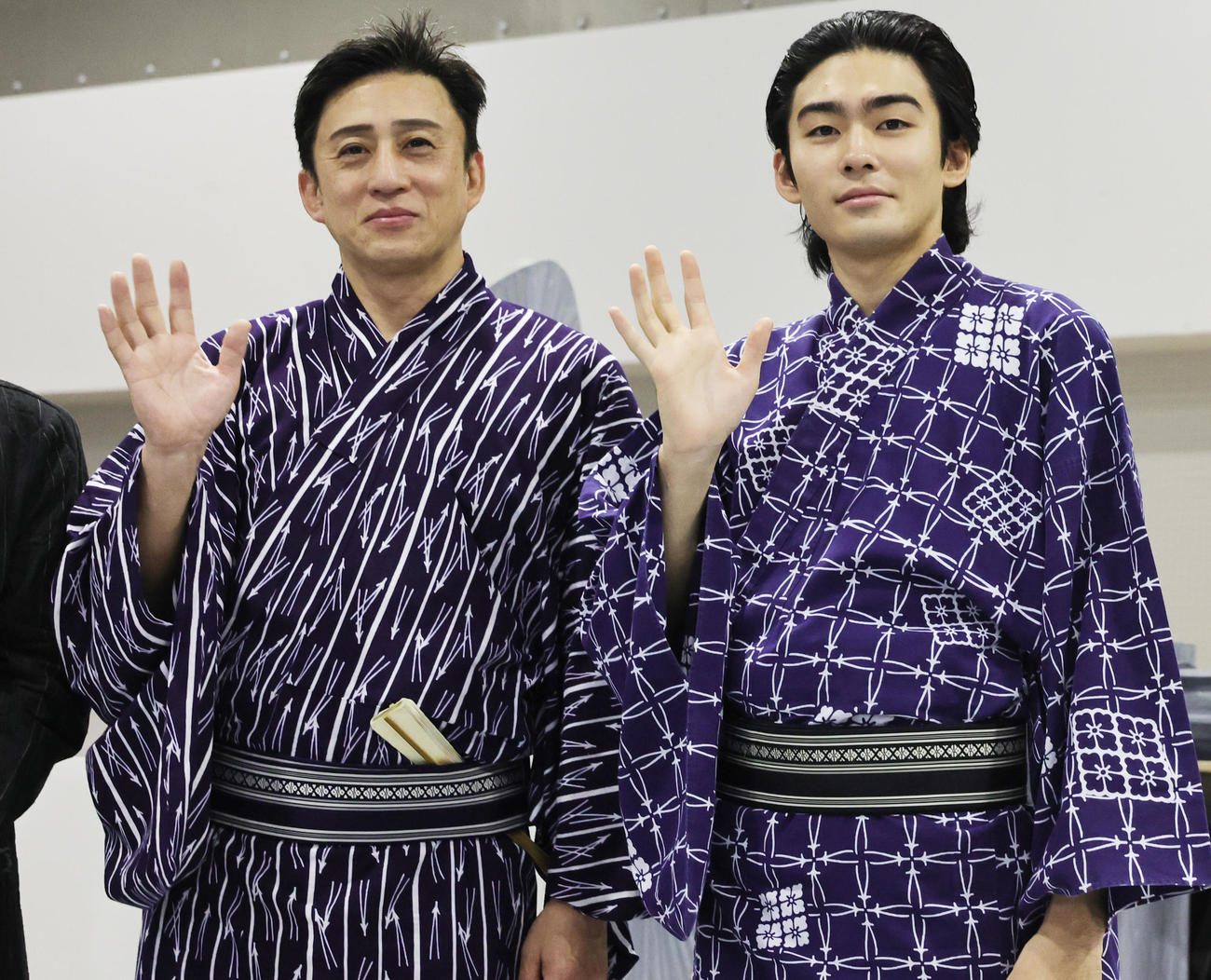 「野田版　研辰の討たれ」の会見に登場した、松本幸四郎（左）と市川染五郎（撮影・野上伸悟）