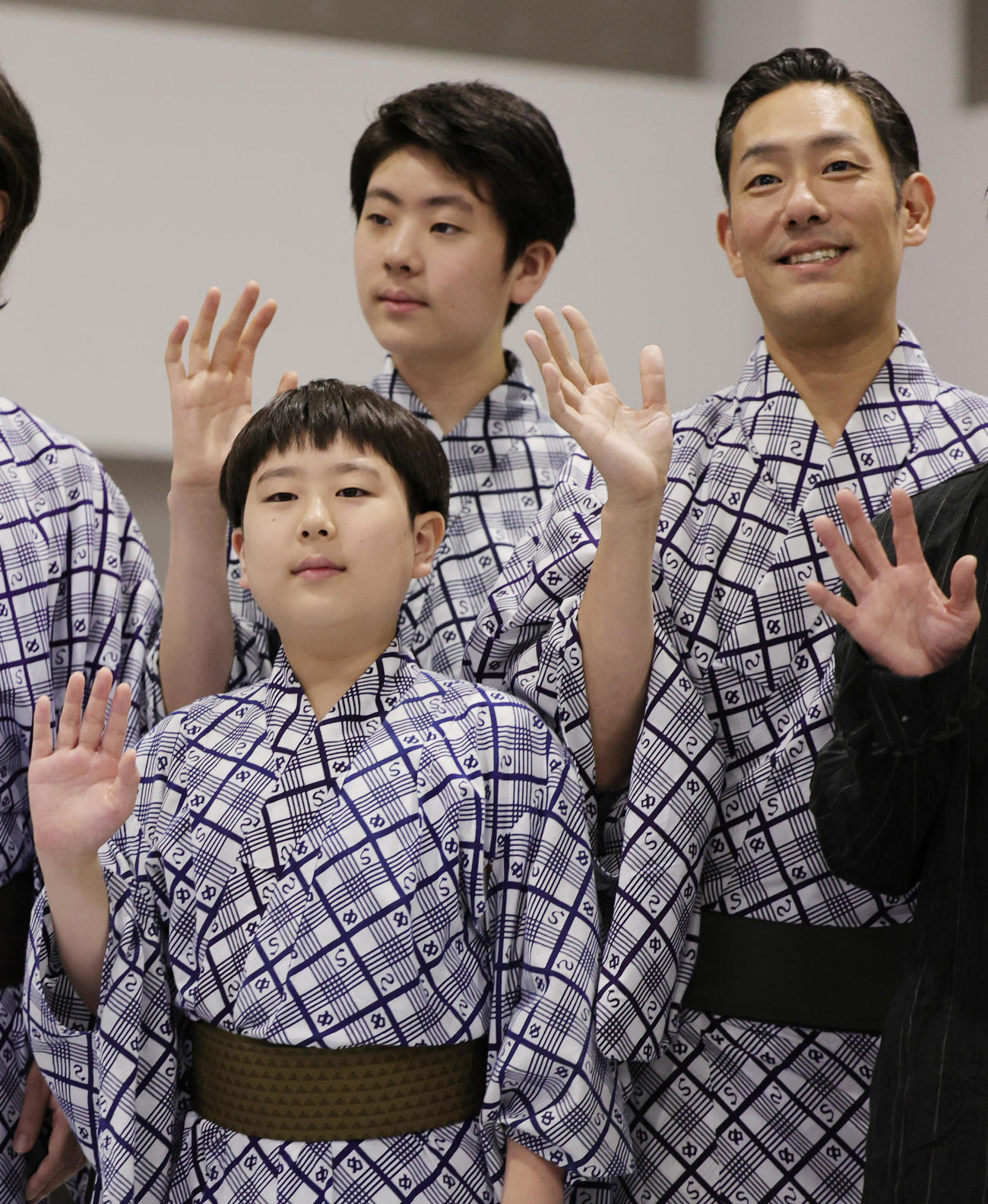 「野田版　研辰の討たれ」の会見に出席した中村長三郎。後方左から中村勘太郎、中村勘九郎（撮影・野上伸悟）