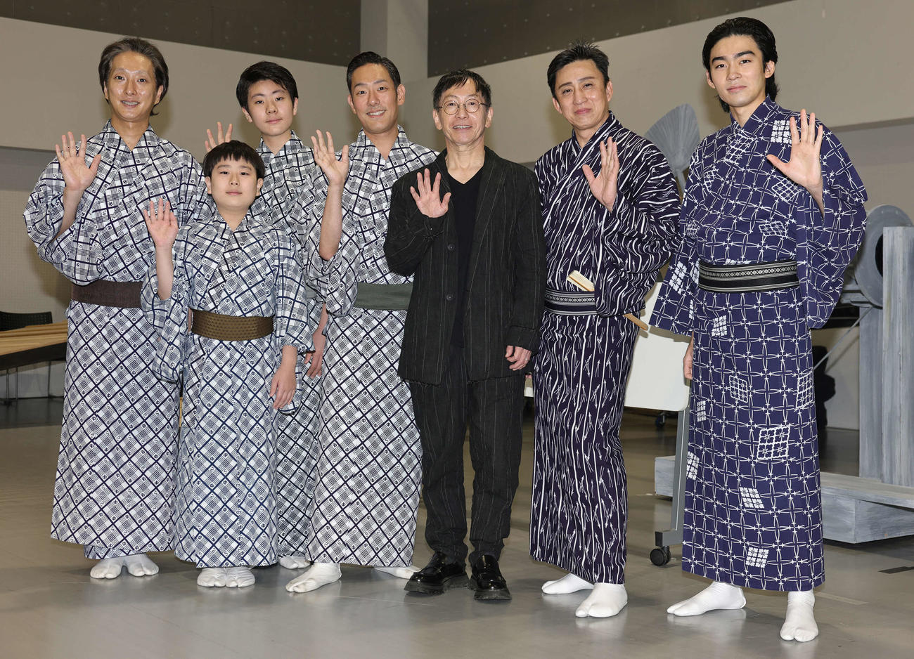 「野田版　研辰の討たれ」の会見に登場した、左から中村七之助、中村長三郎（手前）、中村勘太郎、中村勘九郎、野田秀樹氏、松本幸四郎、市川染五郎（撮影・野上伸悟）