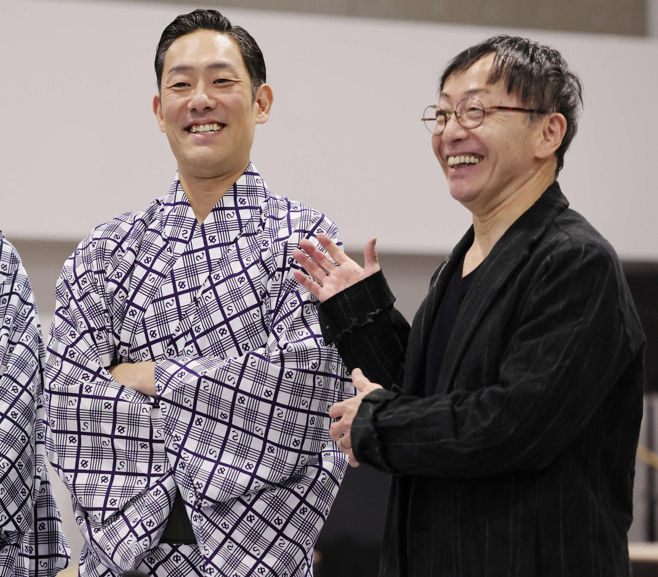 「野田版　研辰の討たれ」の会見に登場し、野田秀樹氏の話に笑顔を見せる中村勘九郎（撮影・野上伸悟）