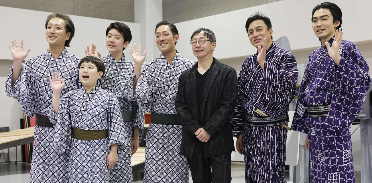 「野田版　研辰の討たれ」の会見に登場した、左から中村七之助、中村長三郎（手前）、中村勘太郎、中村勘九郎、野田秀樹氏、松本幸四郎、市川染五郎（撮影・野上伸悟）
