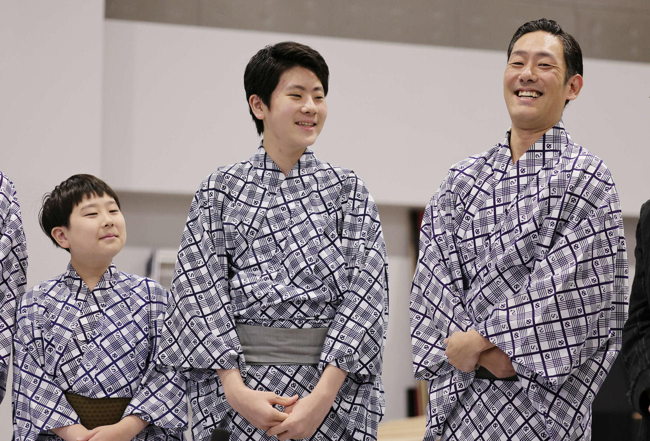「野田版　研辰の討たれ」の会見に登場した、左から中村長三郎、中村勘太郎、中村勘九郎（撮影・野上伸悟）