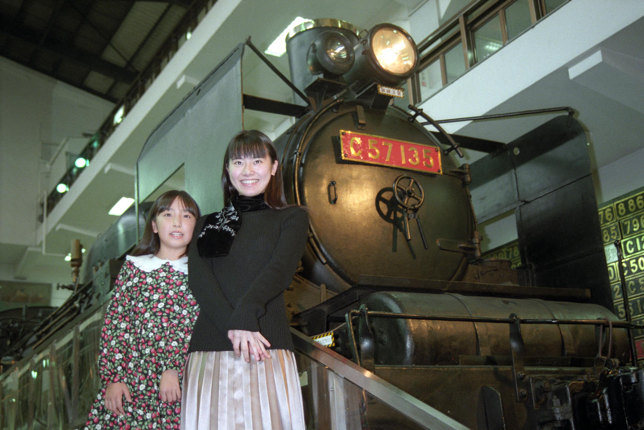 「すずらん」のヒロイン発表会見に出席した遠野凪子（右）（1998年撮影）