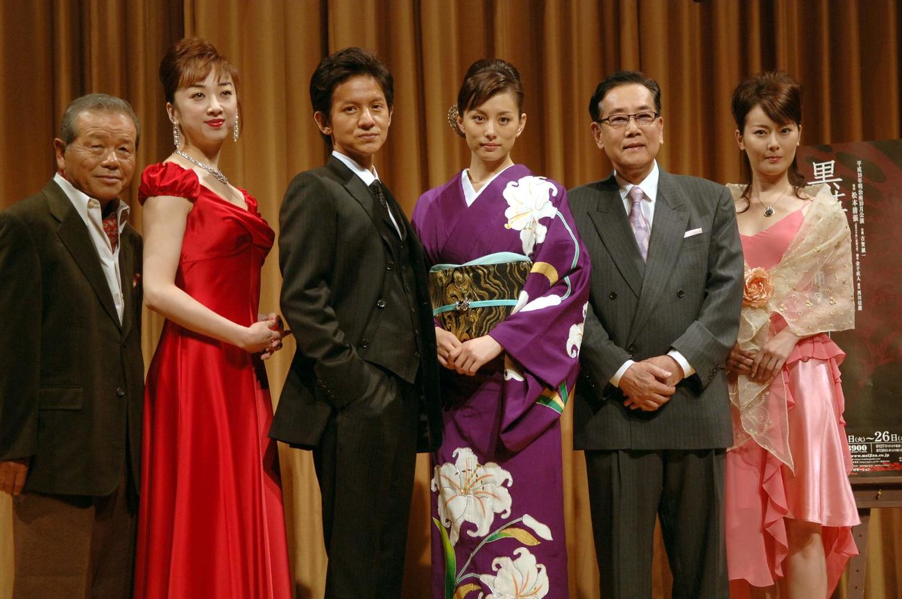 舞台「黒革の手帖」に出演する主演の米倉涼子（左から4人目）左とん平（左）紫吹淳（同2人目）岡本健一（同3人目）1人おいて北村総一郎（同5人目）遠野凪子（右）（2006年撮影）
