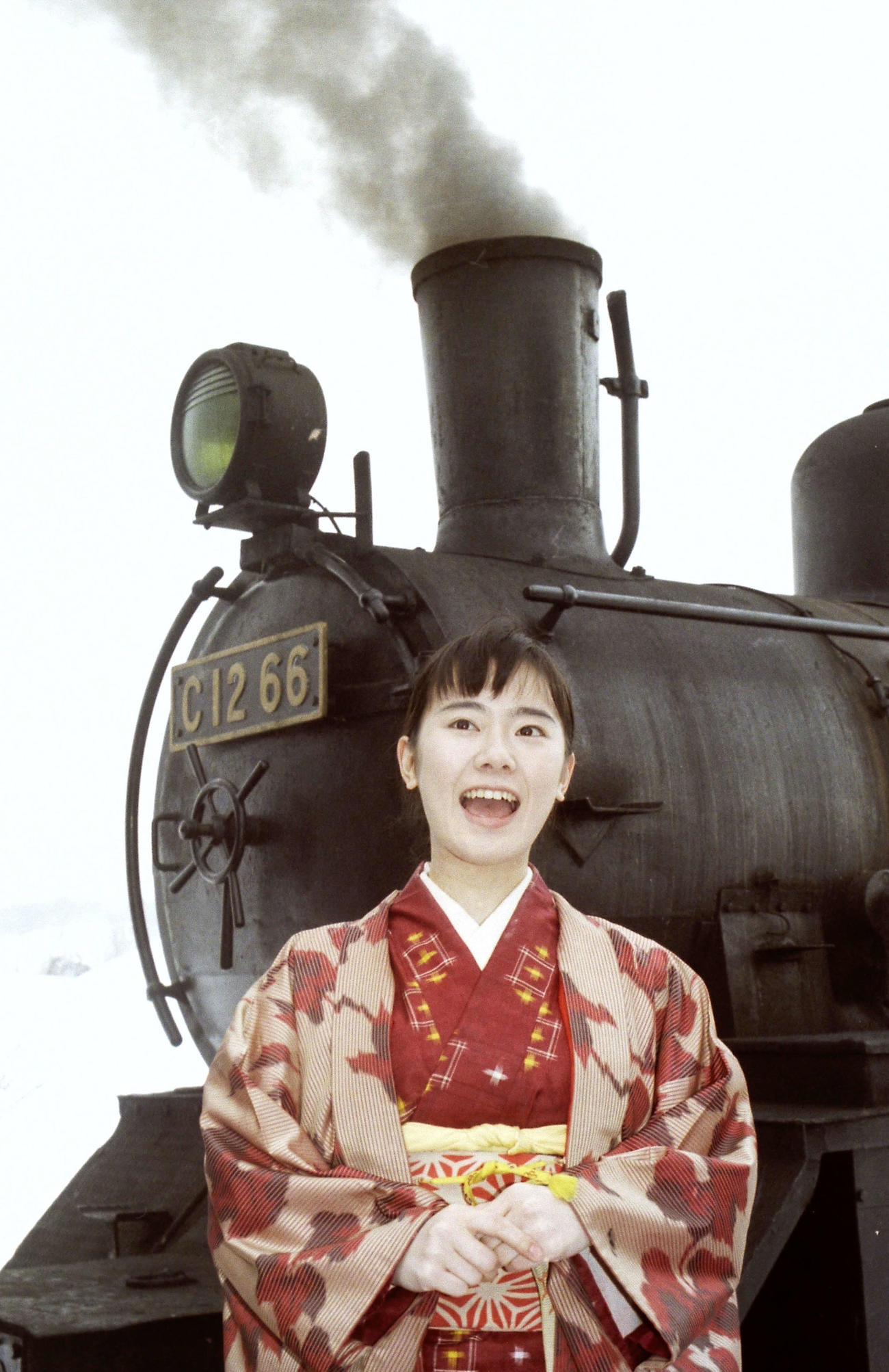 北海道ロケで蒸気機関車と背に記念撮影する遠野凪子（1998年撮影）