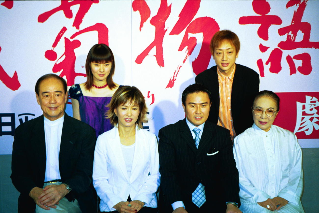 帝国劇場9月公演「残菊物語」顔寄せ　前列左から、杉浦直樹、十朱幸代、市川右近、藤間紫、後列左から、遠野凪子、市川春猿　2002／08／20