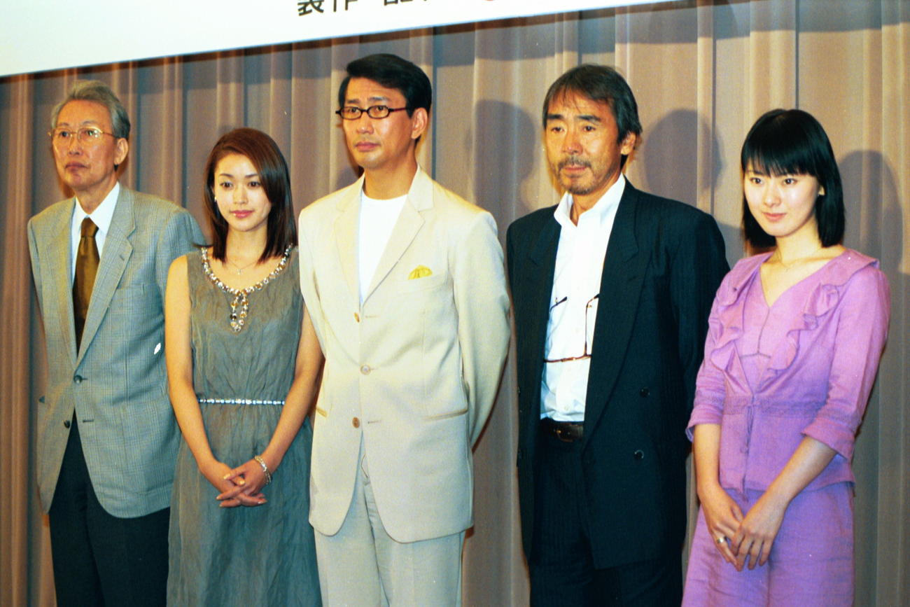 映画「日本の黒い夏」製作発表会見左から熊井啓監督・細川直美・中井貴一・寺尾聰（寺尾聡）・遠野凪子　寺尾聰（寺尾聡）