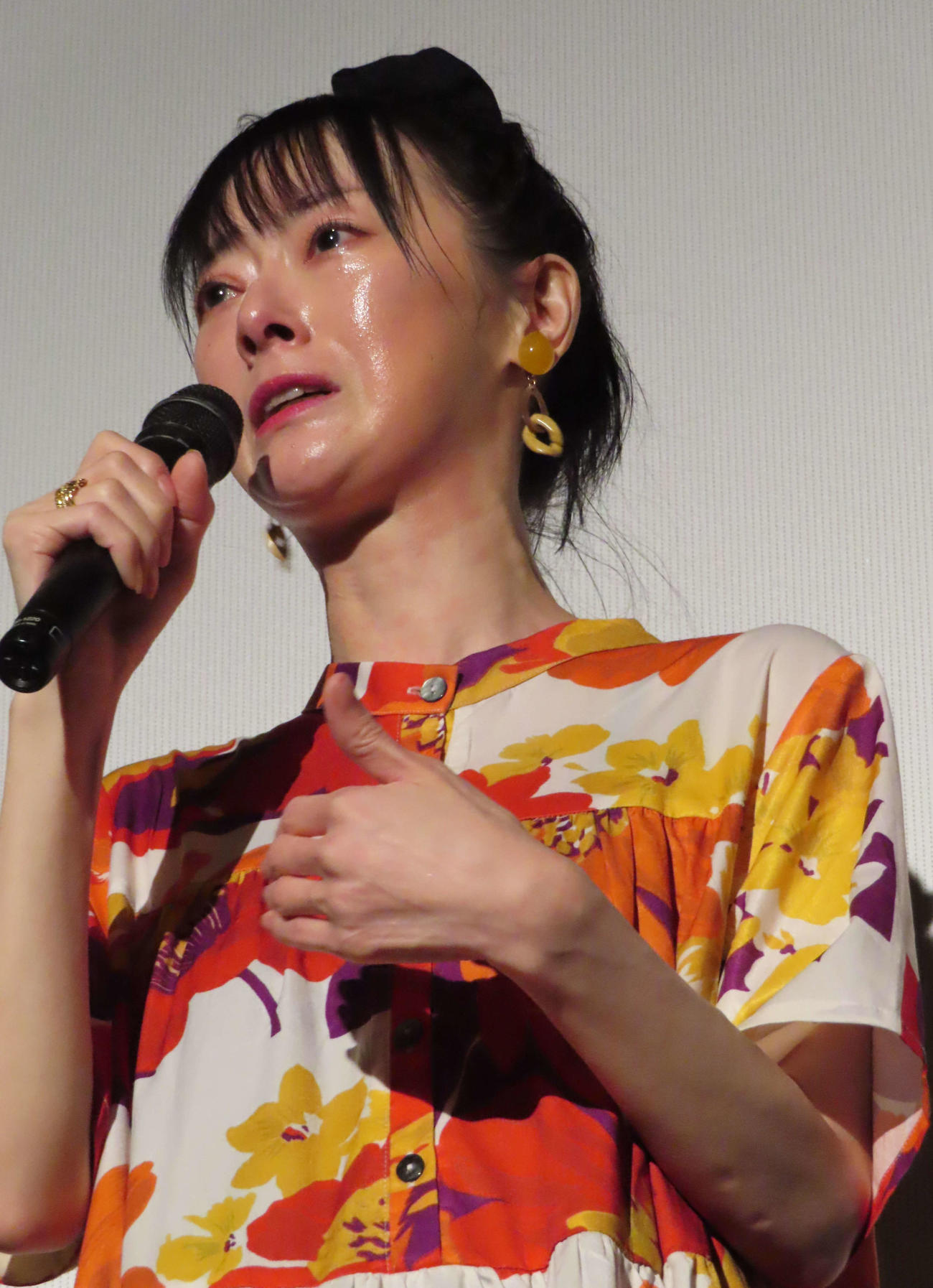 映画「渇愛」の完成上映会にゲストとして出席し、涙で摂食障害について語る遠野なぎこさん（2025年4月撮影）