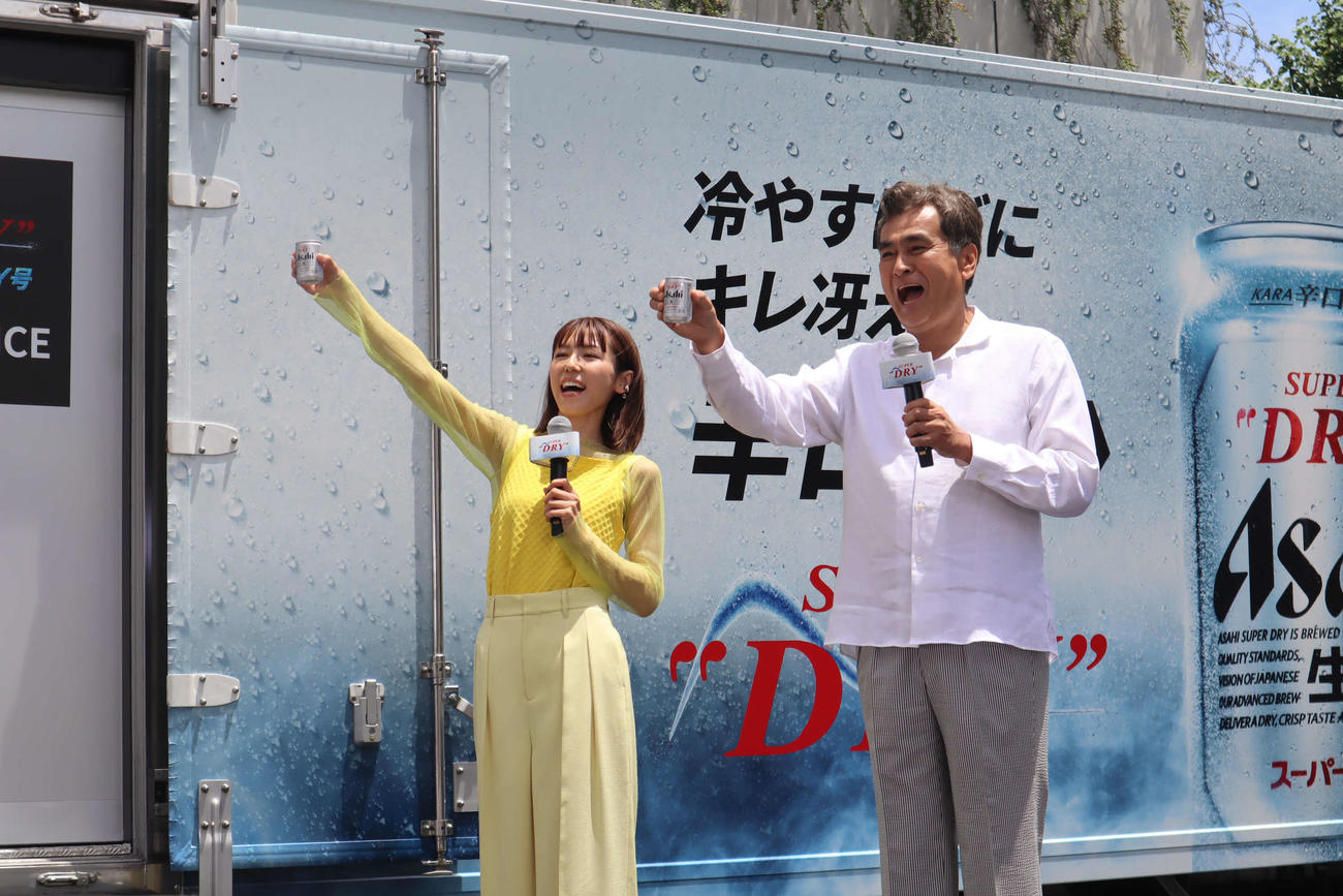 乾杯する石原良純（右）と若槻千夏