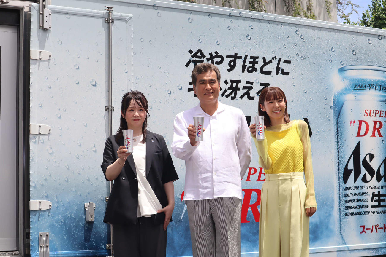右から若槻千夏、石原良純、アサヒビールのビールマーケティング部長野間和香奈さん
