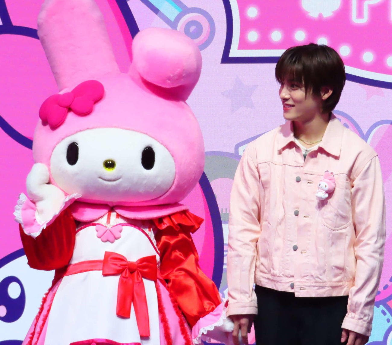 「MY MELODY KUROMI GAME PLAZA」プレス発表会でマイメロディ（左）と手をつなぐ川西拓実