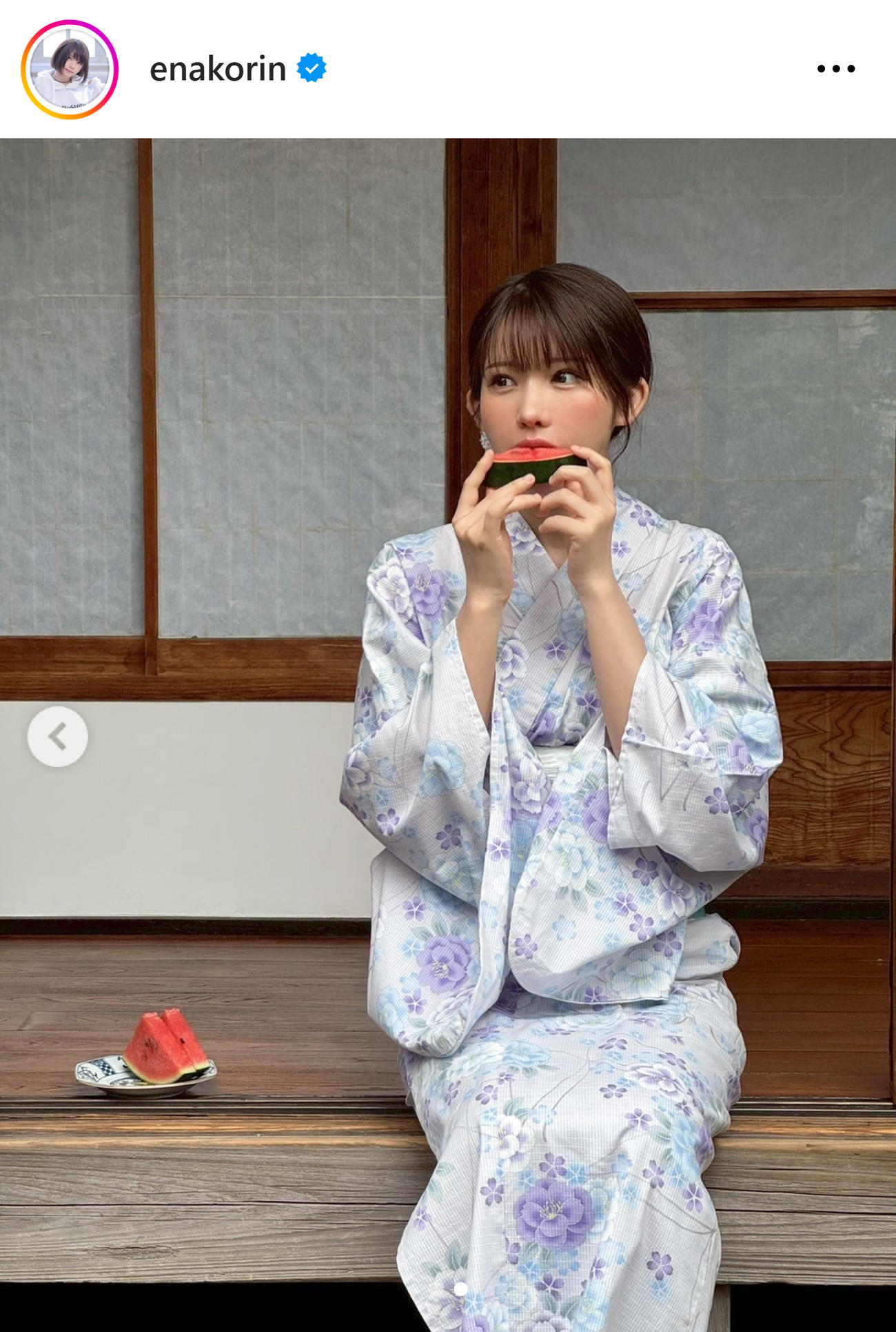 浴衣姿でスイカを頬張るえなこ（えなこのインスタグラムから）