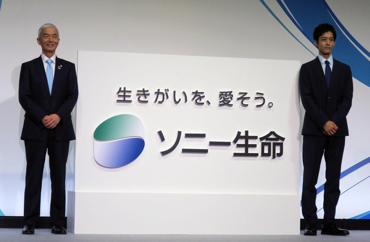「ソニー生命　新ブランドアンバサダー・CM発表会」で。左から、ソニー生命保険高橋薫社長、松坂桃李