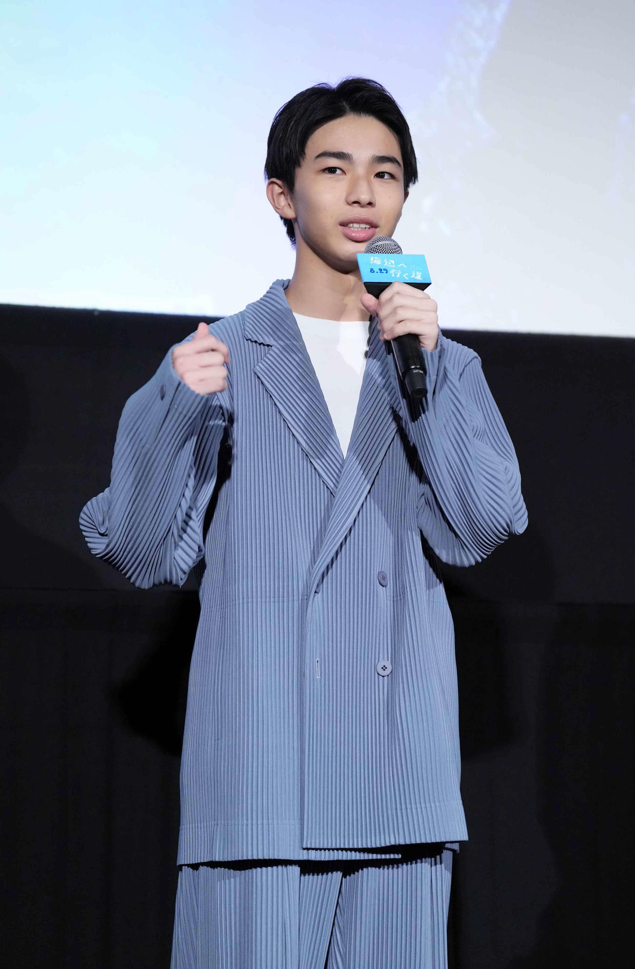 映画「海辺へ行く道」完成披露上映会舞台あいさつに臨む原田琥之佑（撮影・小沢裕）