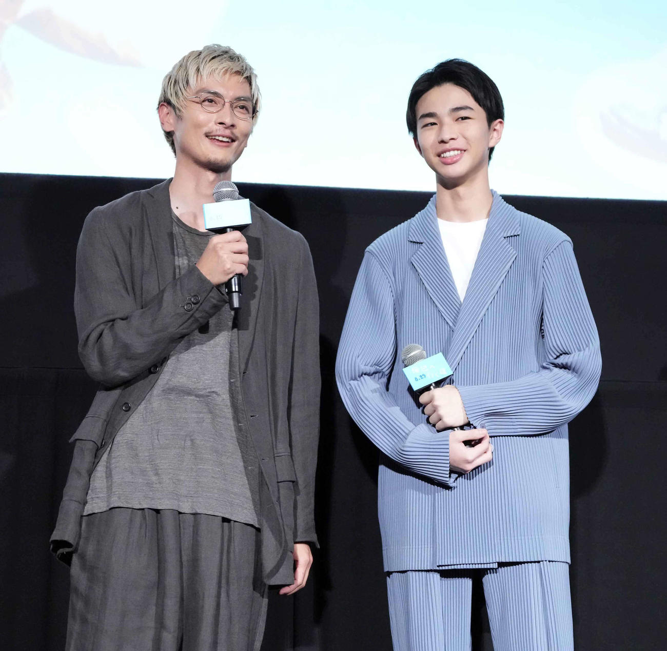 映画「海辺へ行く道」完成披露上映会舞台あいさつに臨む高良健吾（左）と原田琥之佑（撮影・小沢裕）
