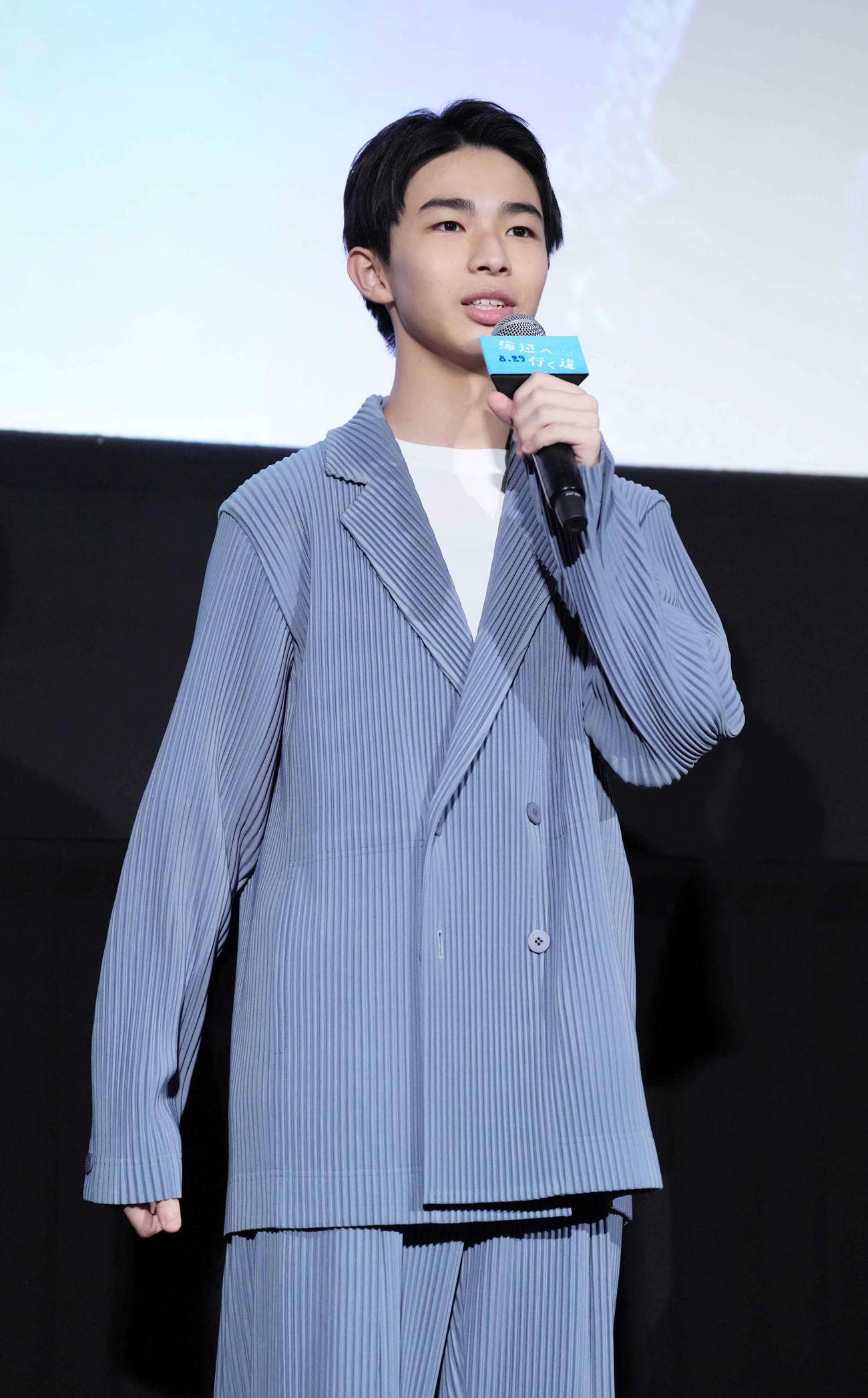 映画「海辺へ行く道」完成披露上映会舞台あいさつに臨む原田琥之佑（撮影・小沢裕）