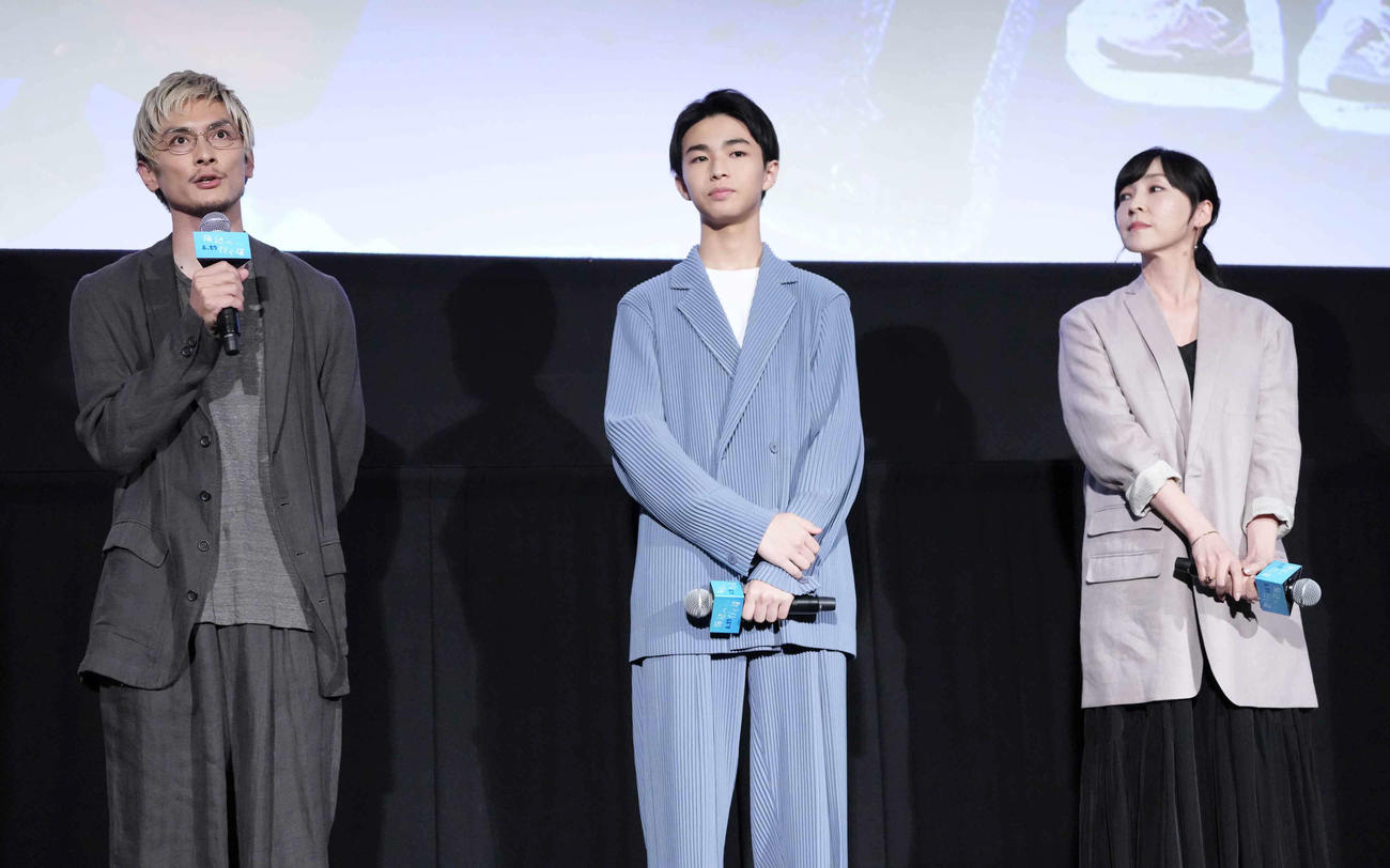 映画「海辺へ行く道」完成披露上映会舞台あいさつに臨む、左から高良健吾、原田琥之佑、麻生久美子（撮影・小沢裕）