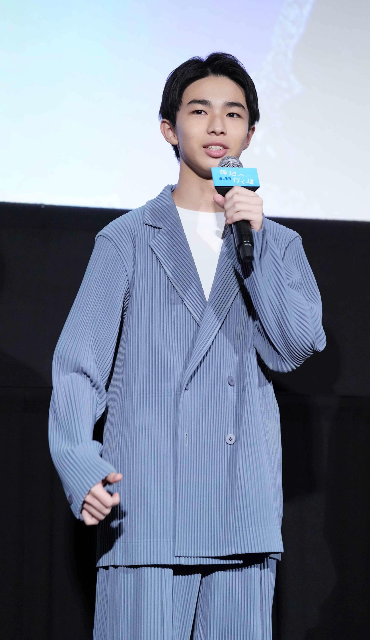 映画「海辺へ行く道」完成披露上映会舞台あいさつに臨む原田琥之佑（撮影・小沢裕）