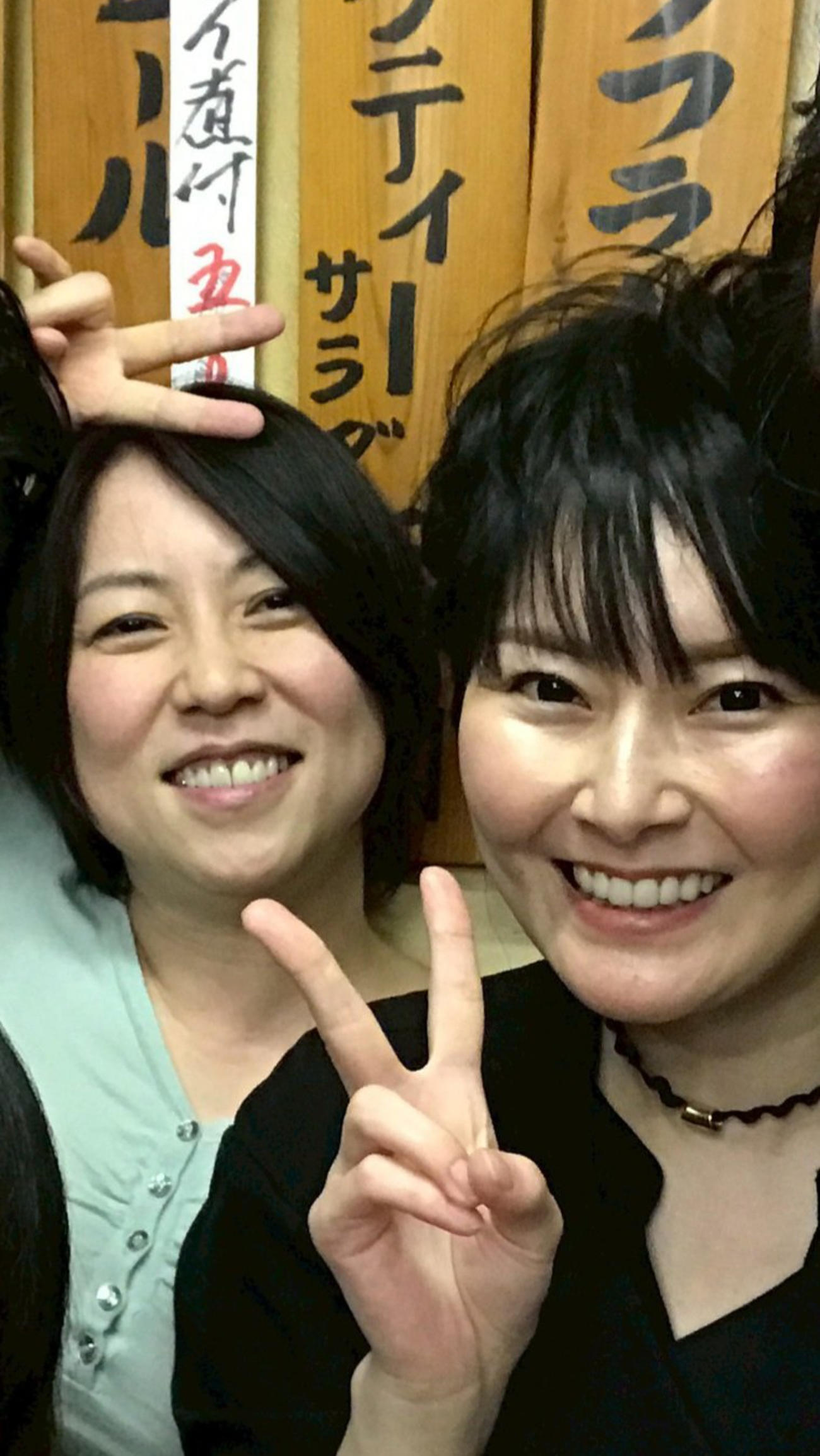 立ち飲み屋で笑顔を見せる生前の遠野なぎこさんと倉田真由美氏（倉田真由美氏のXから