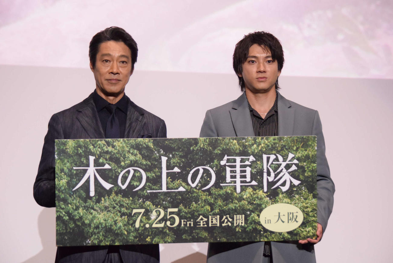 「木の上の軍隊」の先行上映舞台あいさつに登壇した堤真一（左）と山田裕貴（撮影・阪口孝志）