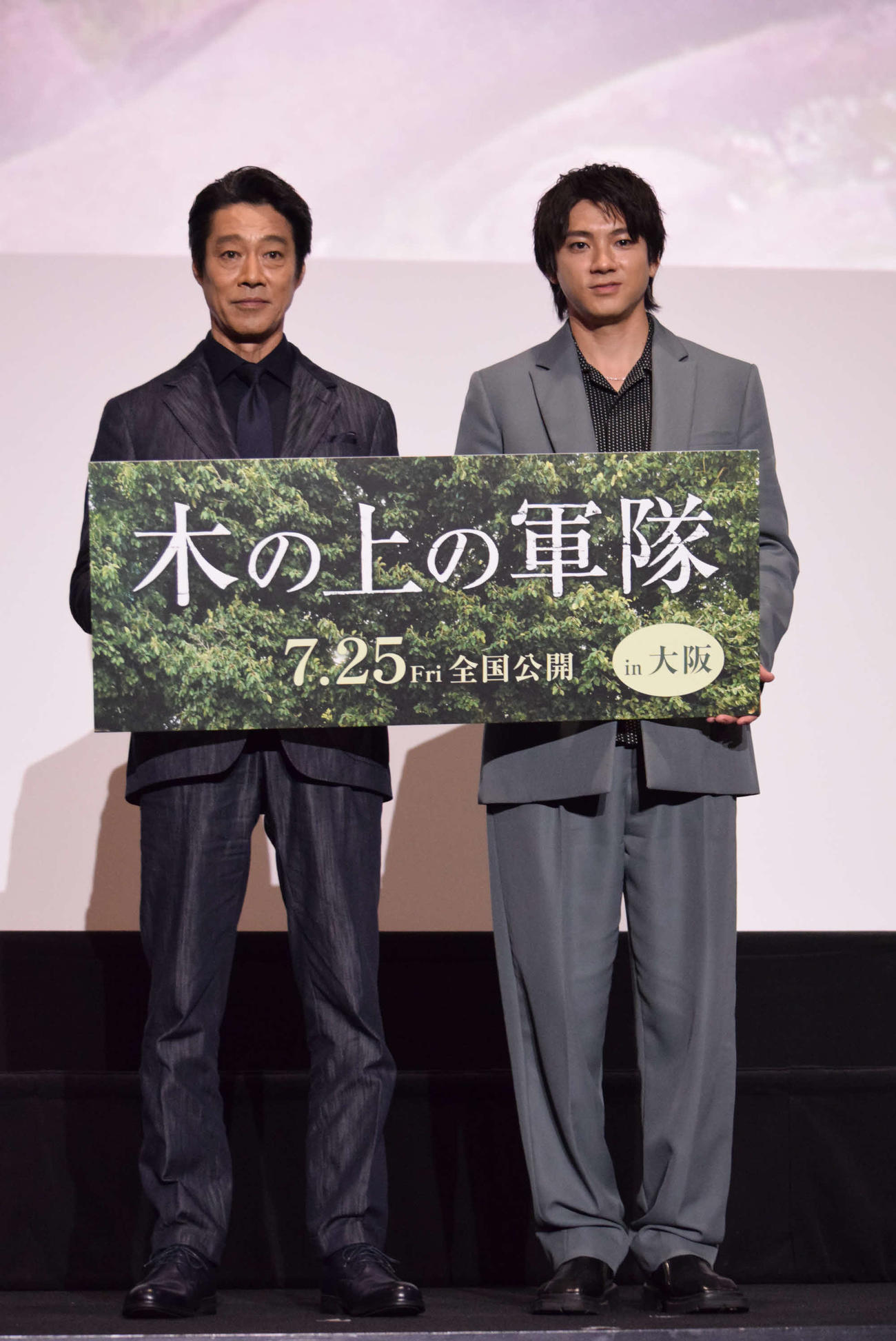 「木の上の軍隊」の先行上映舞台あいさつに登壇した堤真一（左）と山田裕貴（撮影・阪口孝志）