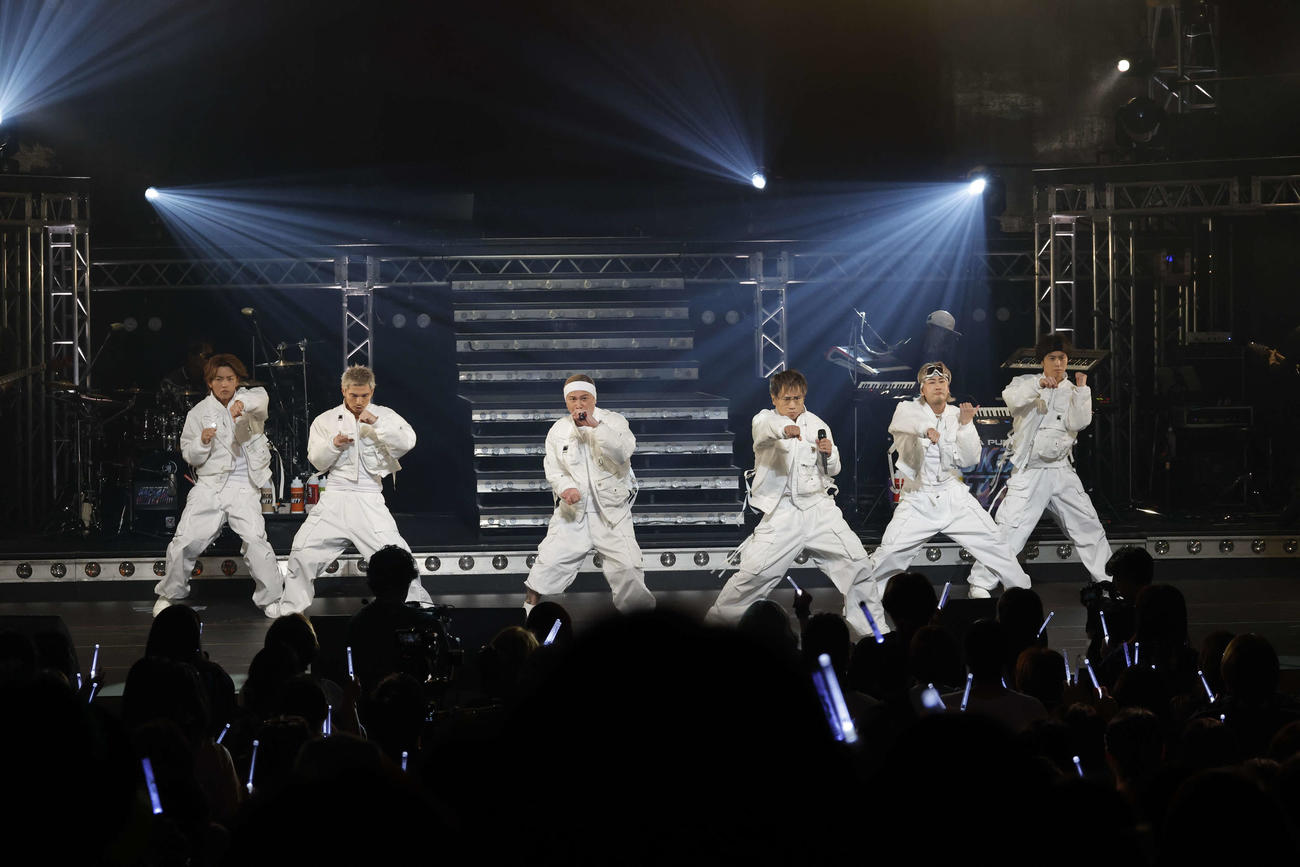 「LIVE DA PUMP 2025 BACK 2 DA UNITY」東京公演でパフォーマンスするDA PUMP。左からKENZO、U－YEAH、ISSA、KIMI、TOMO、YORI