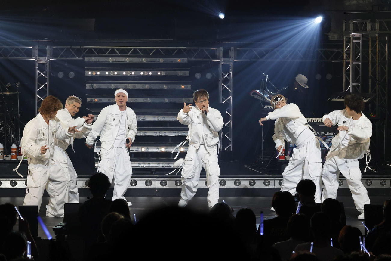 「LIVE DA PUMP 2025 BACK 2 DA UNITY」東京公演でパフォーマンスするDA PUMP。左からKENZO、U－YEAH、ISSA、KIMI、TOMO、YORI