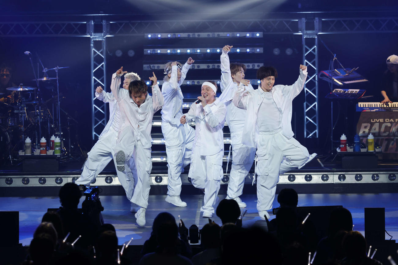 「LIVE DA PUMP 2025 BACK 2 DA UNITY」東京公演でパフォーマンスするDA PUMP。左からU－YEAH、KIMI、TOMO、ISSA、KENZO、YORI