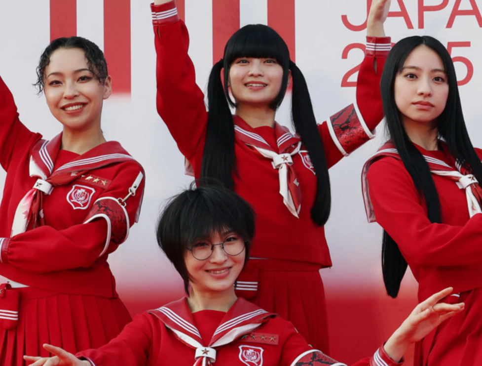 新しい学校のリーダーズ、左からRIN、SUZUKA、MIZYU、KANON（2025年5月撮影）