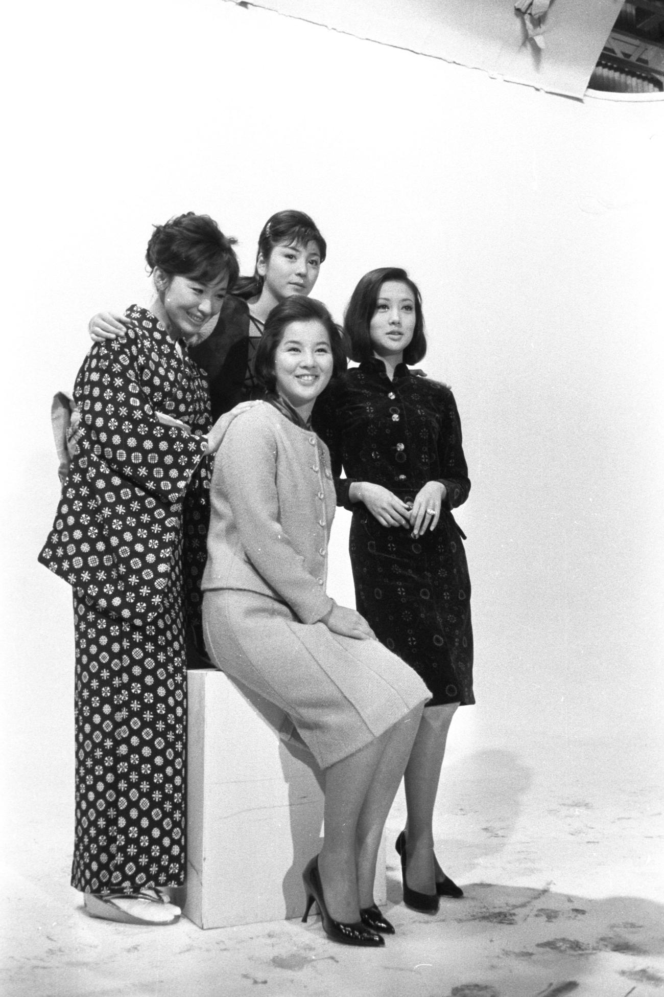 映画「若草物語」の宣伝用スチール撮影に参加した浅丘ルリ子、芦川いずみ、吉永小百合、和泉雅子さん＝1964年11月19日