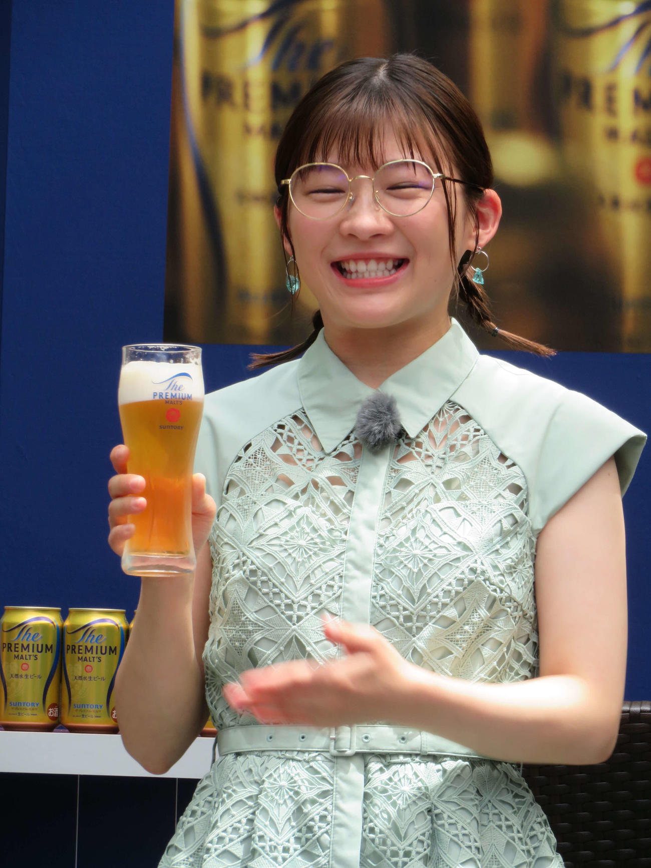 サントリー「The PREMIUM MALT'S Summer Bar」オープニングイベントで「ザ・プレミアム・モルツ」を飲み、笑顔の伊藤沙莉（撮影・村上幸将）