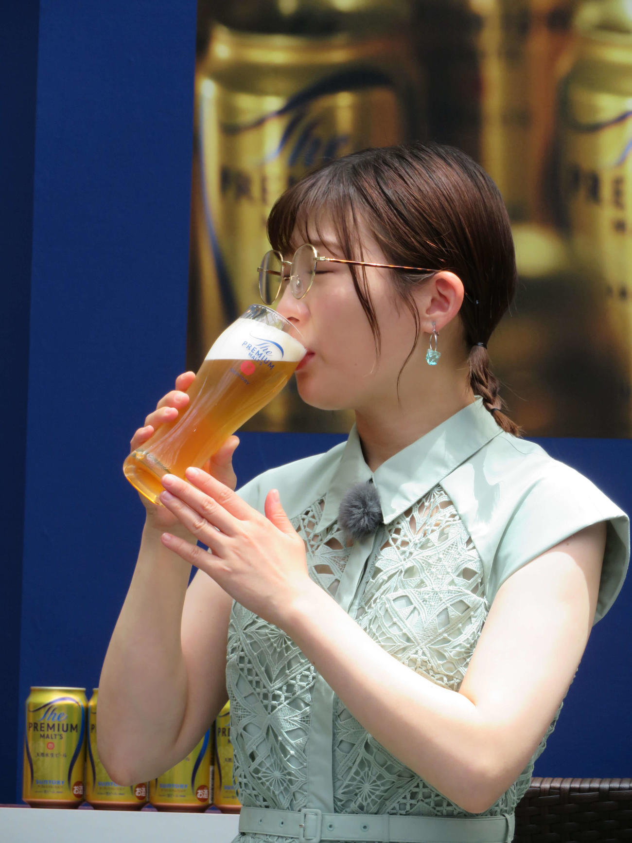 サントリー「The PREMIUM MALT'S Summer Bar」オープニングイベントで「ザ・プレミアム・モルツ」を飲む伊藤沙莉（撮影・村上幸将）