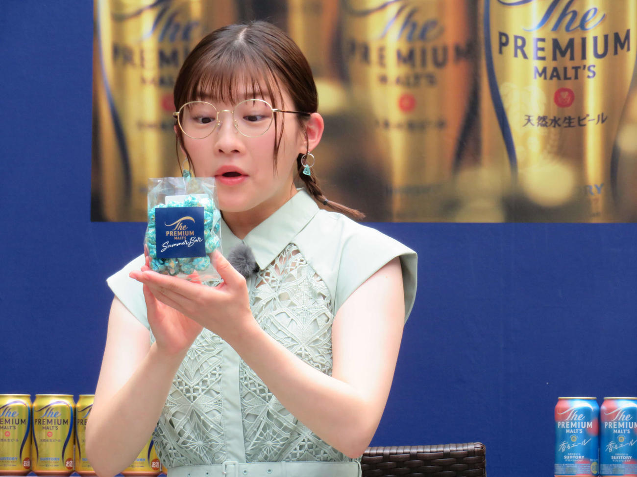 サントリー「The PREMIUM MALT'S Summer Bar」オープニングイベントでポップコーンを食べ、おいしさに驚く伊藤沙莉（撮影・村上幸将）