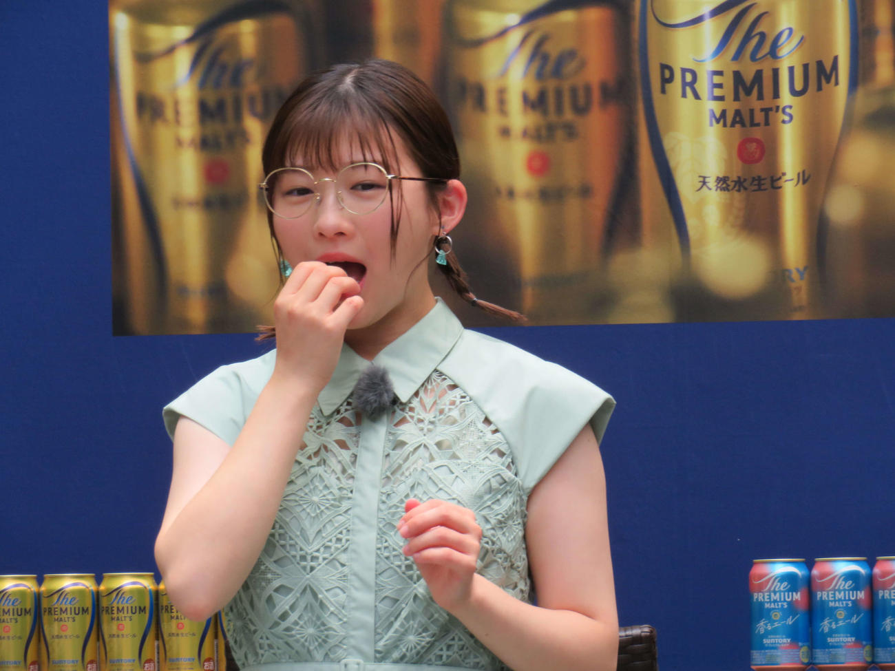 サントリー「The PREMIUM MALT'S Summer Bar」オープニングイベントでポップコーンを食べる伊藤沙莉（撮影・村上幸将）