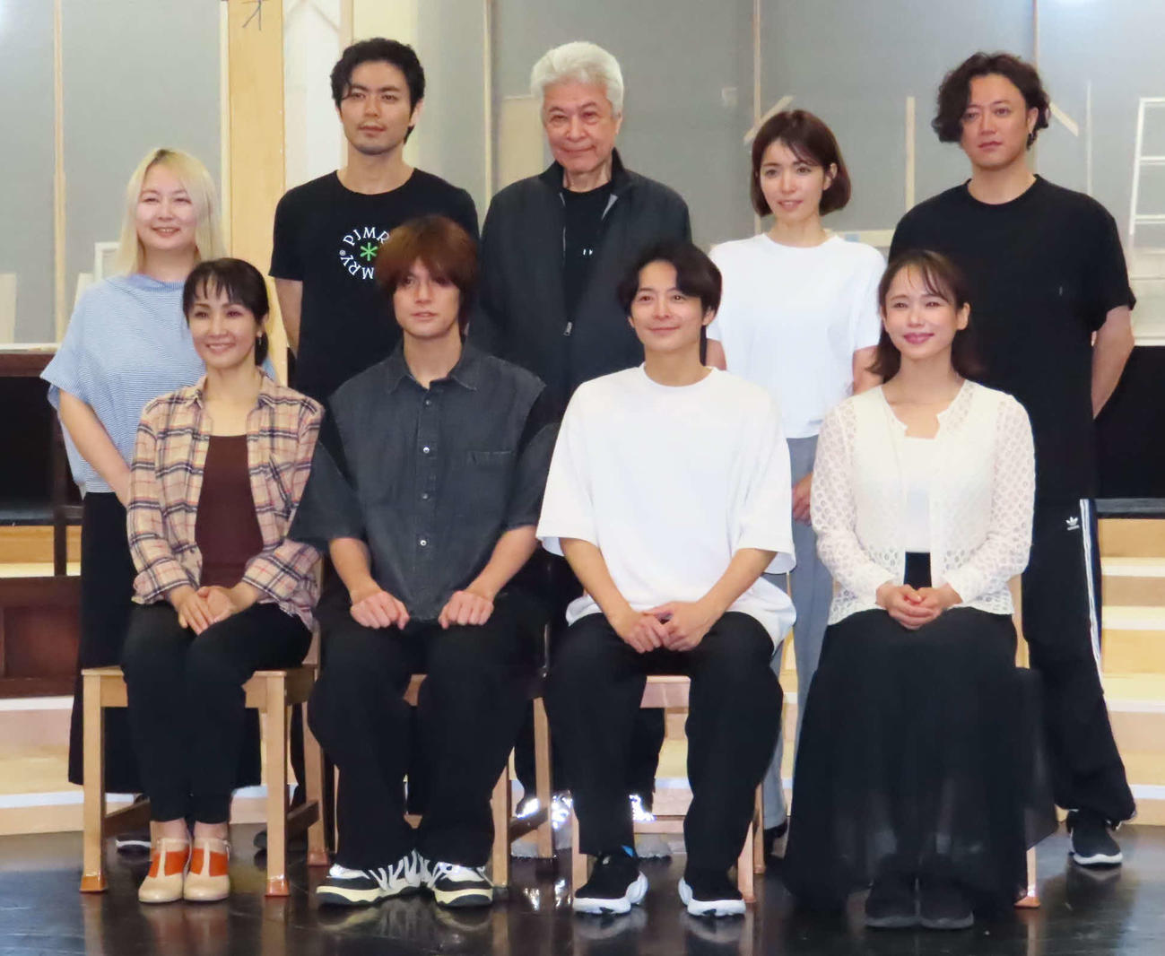 「ある男」稽古場披露に出席したキャスト陣。前列左から濱田めぐみ、浦井健治、小池徹平、ソニン。後列左から脚本の瀬戸山美咲氏、上原理生、鹿賀丈史、知念里奈、上川一哉