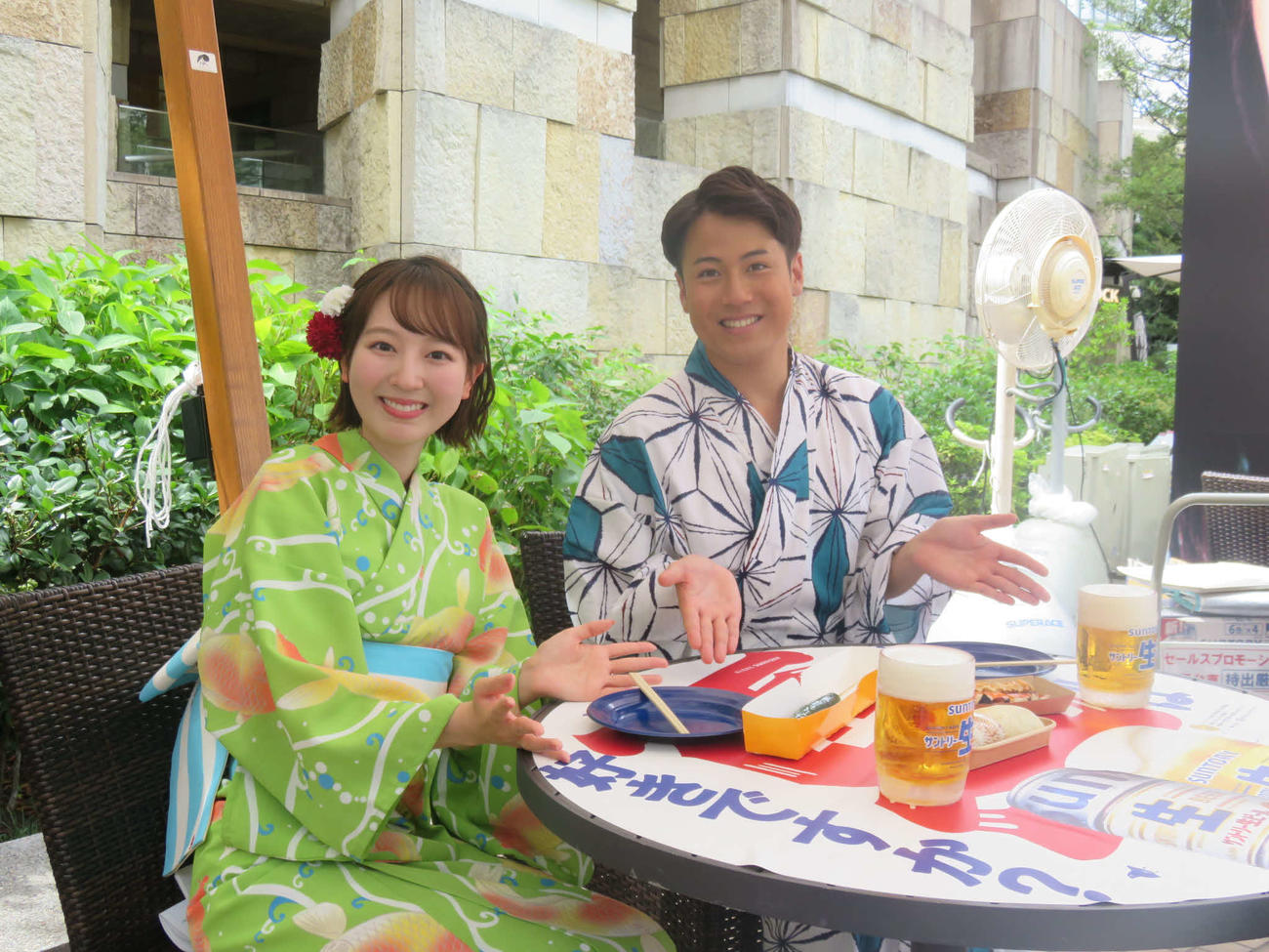 「サントリー生ビールサマフェスビアガーデン」のメニューを紹介する佐々木若葉アナウンサー（左）と藤田大和アナウンサー