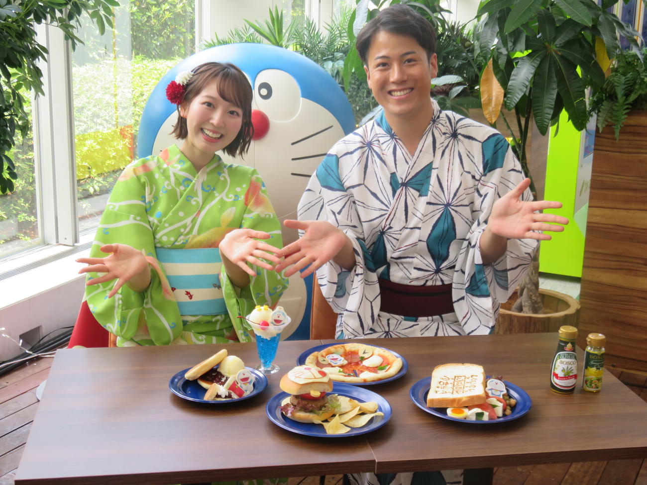 「SUMMER FES GARDEN CAFE」を紹介する佐々木若葉アナウンサー（左）と藤田大和アナウンサー