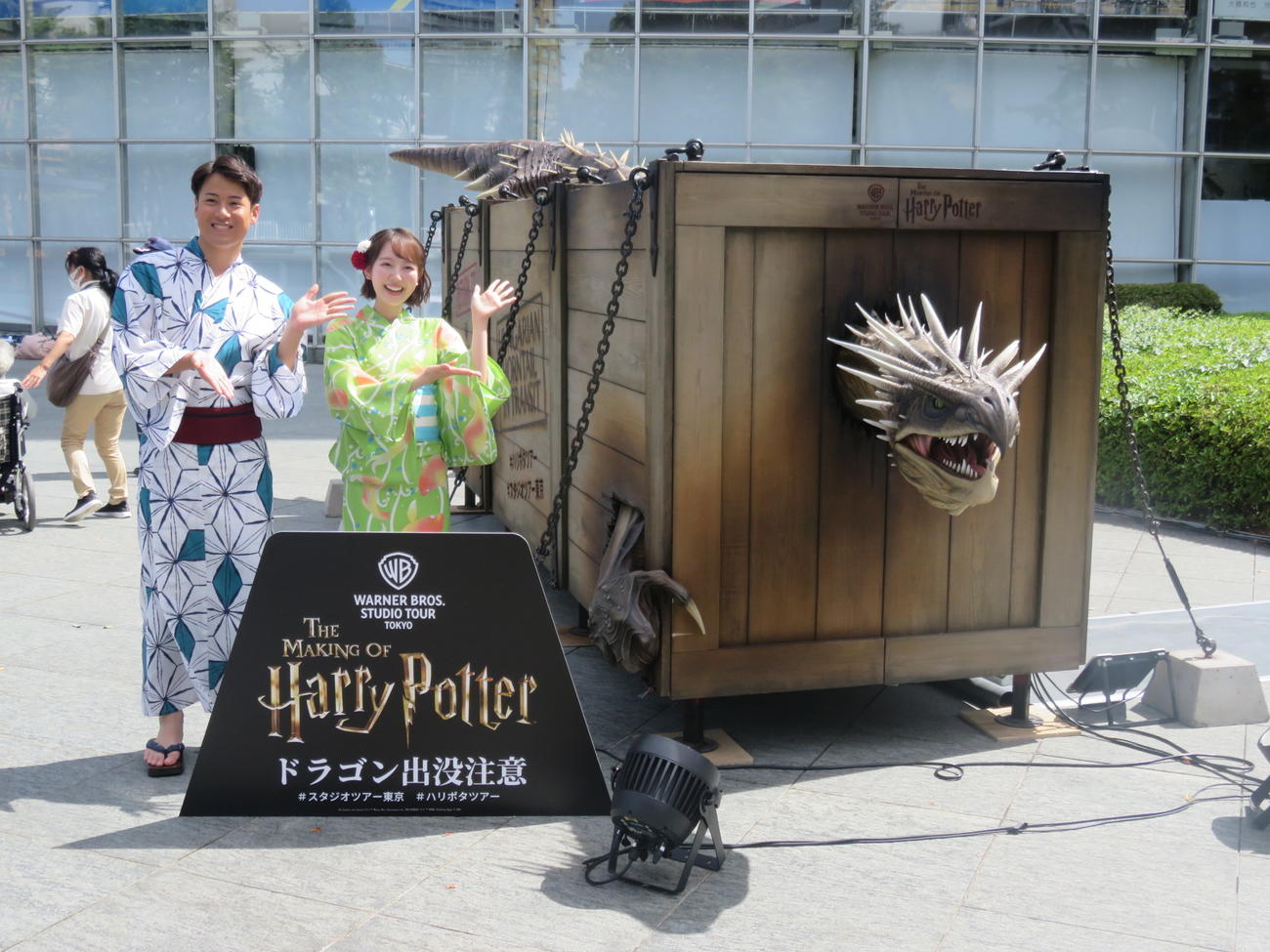 「ドラゴン出没」イベントを紹介すると藤田大和アナウンサー（左）と佐々木若葉アナウンサー