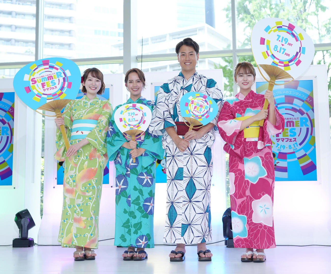 「テレビ朝日・六本木ヒルズSUMMER FES」で記念写真に納まる、新人アナの佐々木若葉、浦林凜、藤田大和、宮本夢羅（撮影・菅敏）