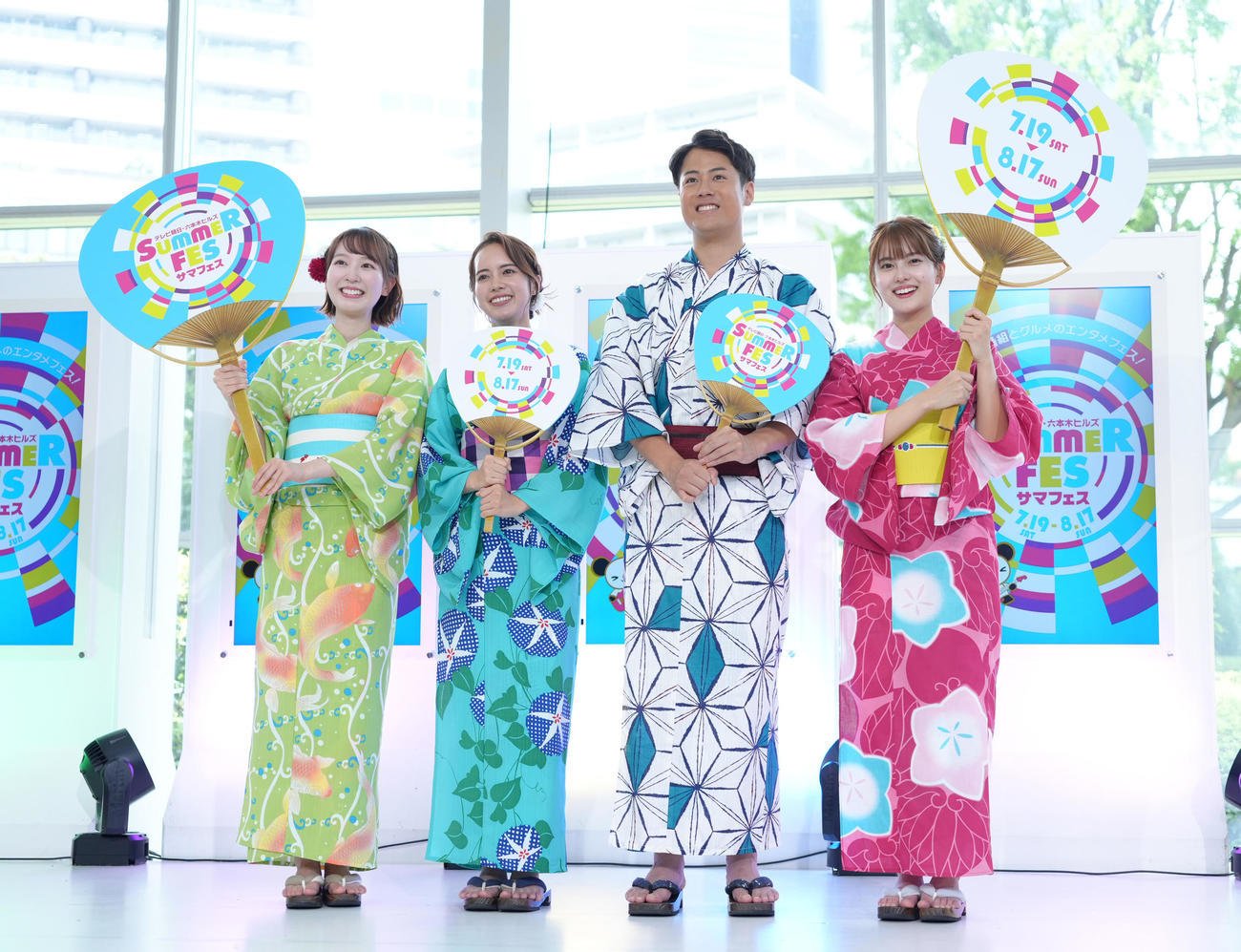 「テレビ朝日・六本木ヒルズSUMMER FES」で記念写真に納まる、新人アナの佐々木若葉、浦林凜、藤田大和、宮本夢羅（撮影・菅敏）