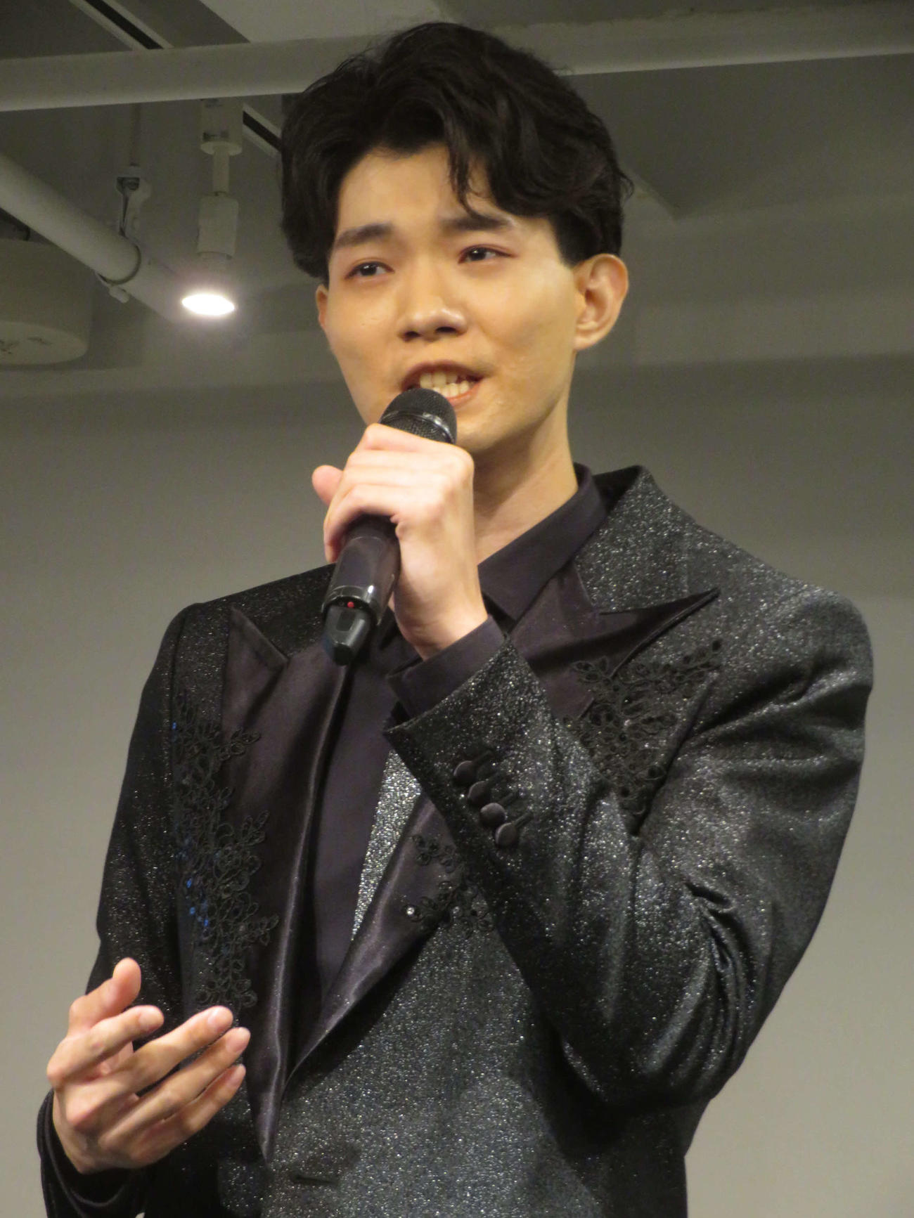 デビュー曲「北国最終便」を低音ボイスで聴かせる亜蘭（撮影・川田和博）