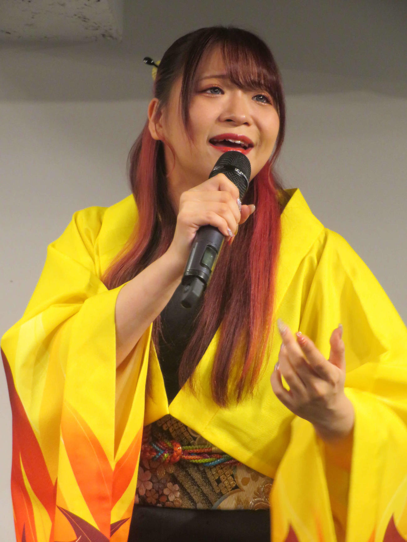 デビュー曲「阿蘇の鬼火」をパワフルに歌唱する堀内春菜（撮影・川田和博）